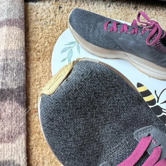 Brooks Ricochet Sneaker 9.5 1202921B018 Running Shoes Black, Burgundy. - Picture 7 of 17